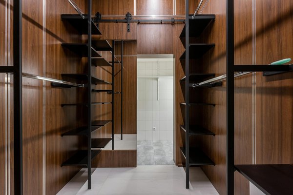How do you create a stylish and organized UK walk-in closet?