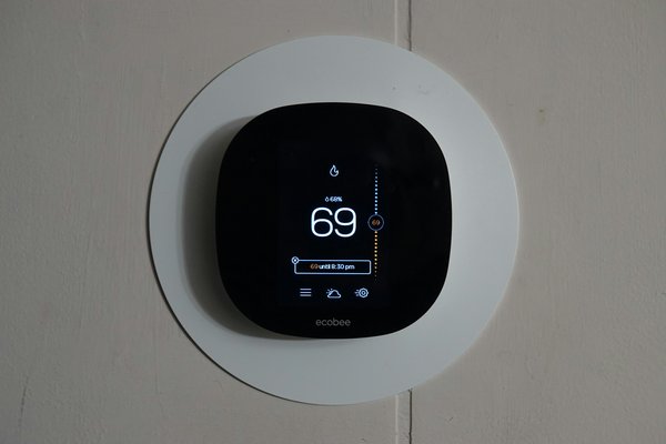What are the top features to look for in a UK-compatible smart thermostat for elderly family members?