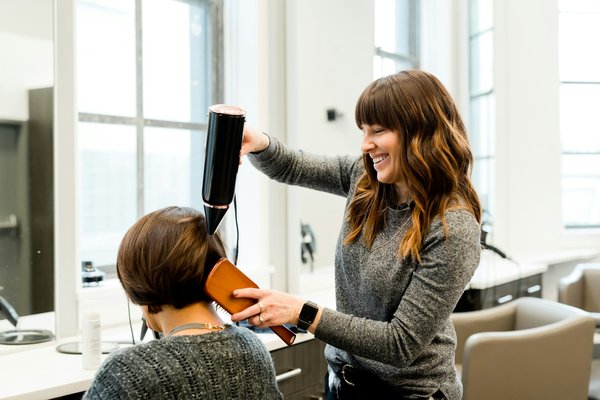 What are the updated UK regulations for operating a mobile hair salon in 2023?