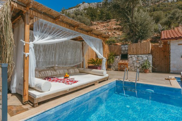 How can you integrate a seating area within the pool for relaxation in a UK home?